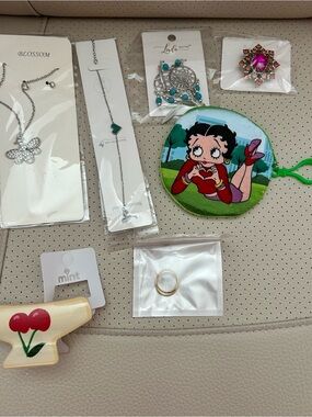 4/$50 Betty Boop Green Round Kids Coin Purse with Keyring